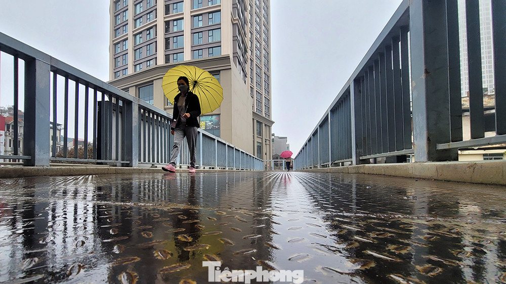 Do thời tiết rét và khô kéo dài nhiều ngày làm nhiệt độ mặt nền, sàn nhà rất thấp. Sau đó gió nồm mang không khí ẩm từ biển thổi vào đất liền, khối không khí này có nhiệt độ ngưng tụ sương tương đối cao, trong lúc nhiệt độ mặt nền, sàn vẫn còn thấp hơn cả nhiệt độ điểm sương của không khí vì chưa bắt kịp với nhiệt độ không khí, nên hiện tượng đọng nước đã xảy ra.