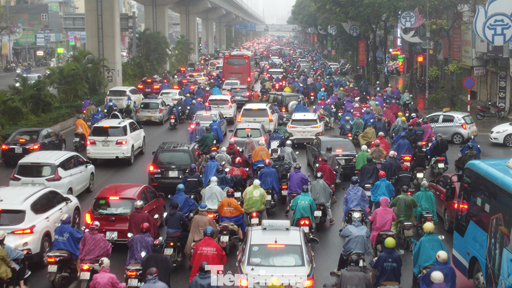 Nhiều tuyến đường như đê Nguyễn Khoái nối với cầu Vĩnh Tuy, đường Vành đai 2, đường Nguyễn Trãi, Nguyễn Chí Thanh... các phương tiện nối đuôi nhau thành hàng dài.