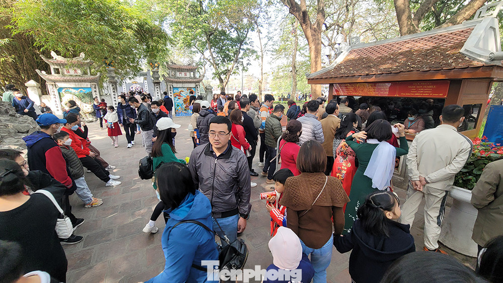 Quầy bán vé thăm quan buổi sáng nay lúc nào cũng rất đông người xếp hàng mua vé.