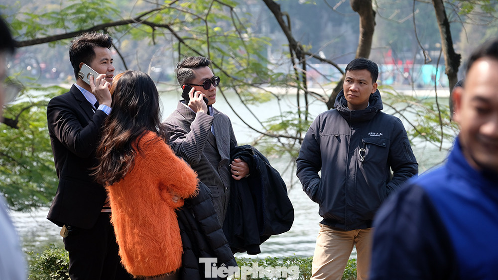 Việc chọn được một chỗ thông thoáng để chụp ảnh khu vực Hồ Gươm ngày hôm nay, là một điều gì đó rất khó khăn bởi lượng người rất đông và di chuyển liên tục.