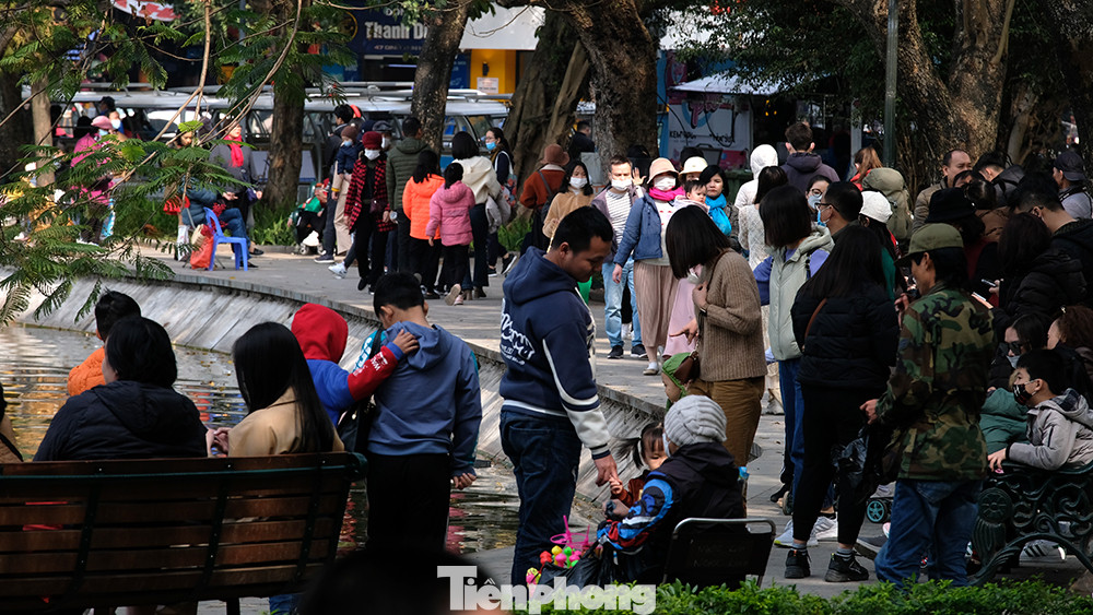 Người đứng ngồi đông nghịt quanh khu vực mép hồ.