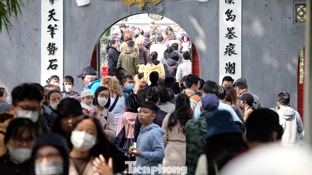 Lối vào cổng chính để lên cầu Thê Húc vào Đền Ngọc Sơn đông nghịt người vào thời điểm 10 giờ sáng nay.