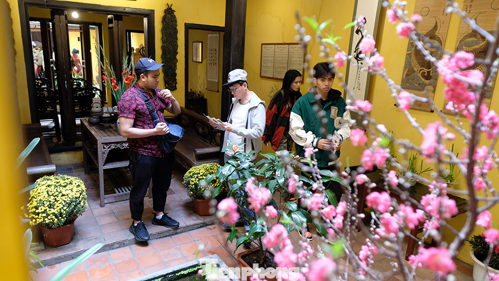 Những nhà cổ, khu bảo tồn phố cổ Hà Nội cũng nhận được sự quan tâm của đông đảo du khách. Ngôi nhà Di sản ở 87 Mã Mây sáng nay rất đông du khách trong nước và quốc tế ghé tham quan.