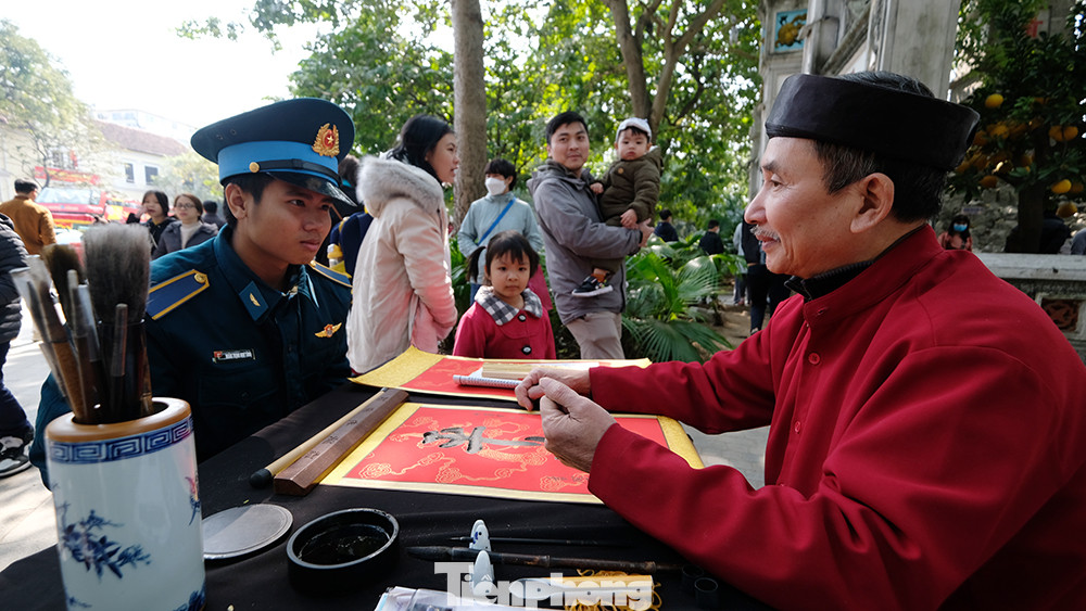 Những ông đồ viết chữ đầu năm vẫn luôn nhận được sự quan tâm của đông đảo du khách.