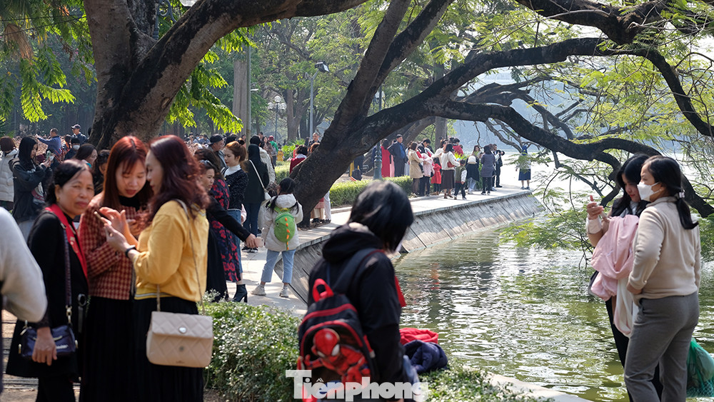 Hôm nay là ngày Chủ nhật đầu tiên của năm mới, vẫn còn không khí của Tết Nguyên đán nên người người, nhà nhà đổ về đây vãn cảnh du xuân và lễ Đền.