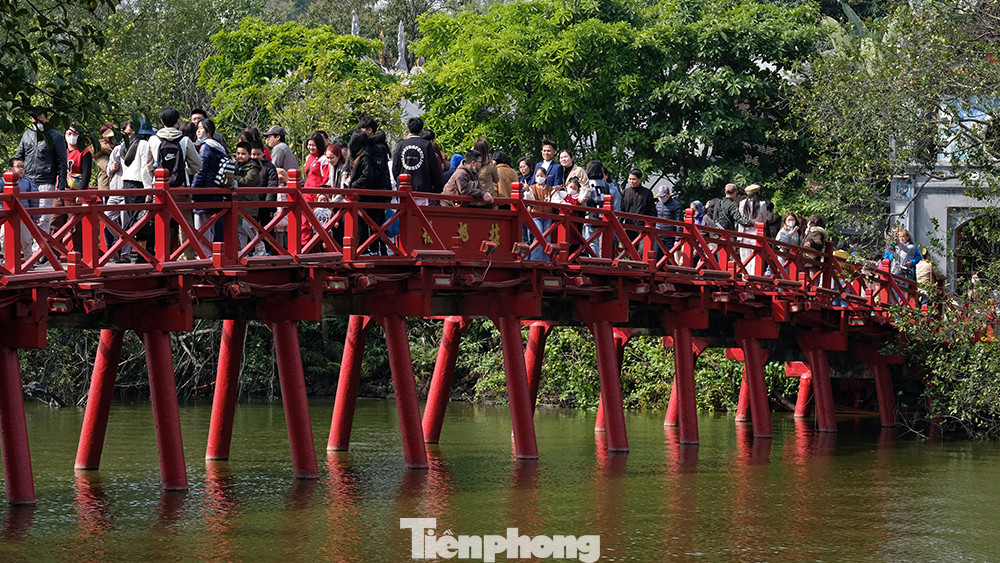 Phía trên cầu Thê Húc vào một số thời điểm của buổi sáng gần như không còn một khoảng trống.