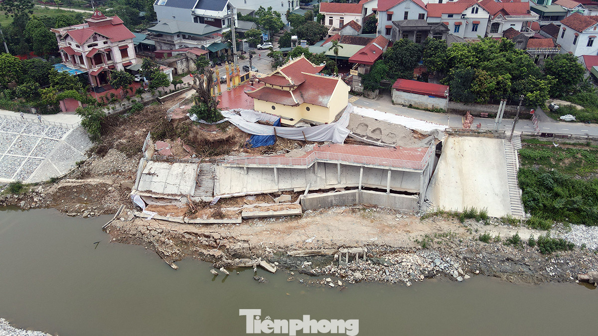 Ngày hôm qua (3/7), ban quản lý dự án đầu tư xây dựng các công trình nông nghiệp và phát triển nông thôn tỉnh Vĩnh Phúc cho biết đêm 28/6 bờ hữu sông Phó Đáy, đoạn qua xã Sơn Đông, huyện Lập Thạch xuất hiện các vết nứt, sau đó mở rộng từ bờ sông vào đền Mẫu.