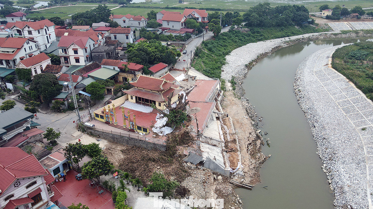 Đền Mẫu ở Vĩnh Phúc bị "uy hiếp" do kè chống sạt lở bị sụt lún nghiêm trọng được nhìn từ trên cao.
