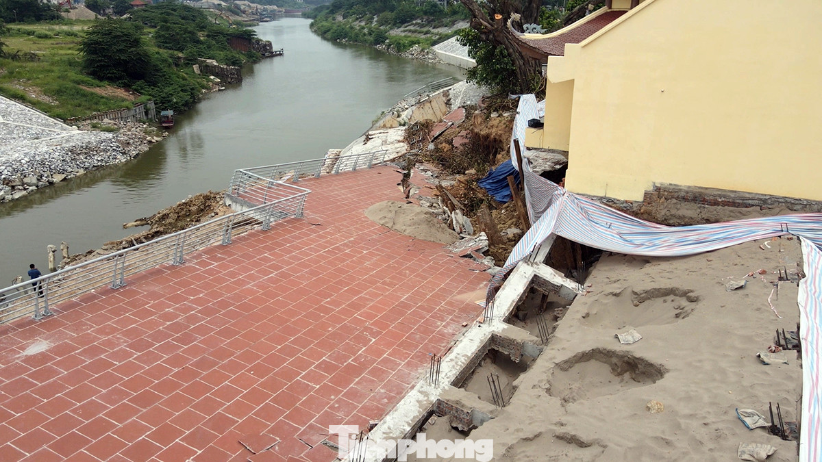 Đại diện ban quản lý dự án nông nghiệp và phát triển nông thôn tỉnh Vĩnh Phúc cho biết đơn vị thi công đang dùng vật liệu thích hợp để ngăn nước tràn vào khu vực đền.