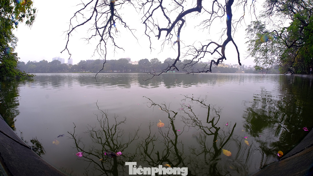 Hà Nội đẹp ngỡ ngàng vào mùa xuân mà Hồ Gươm là điểm đến không thể bỏ qua khi du khách tới Hà Nội.