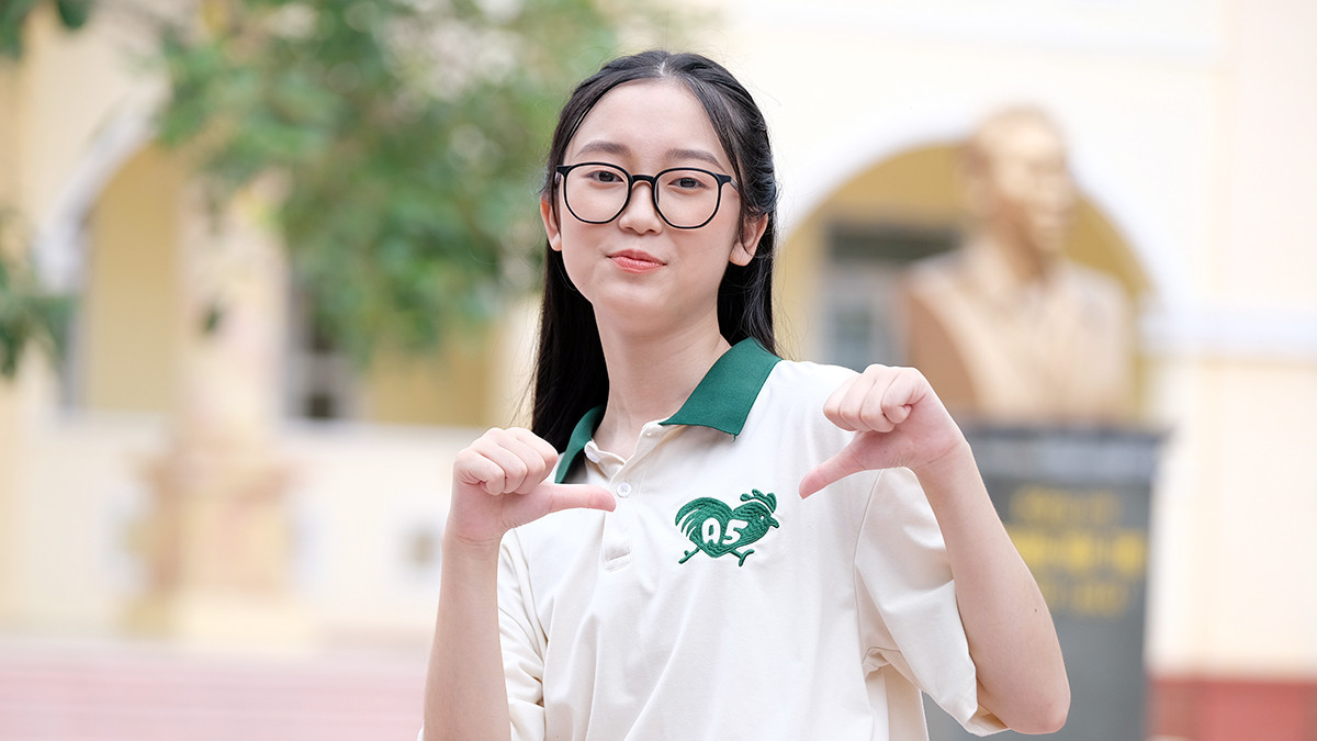 Trên nhiều diễn đàn mạng xã hội hôm nay (20/7) đồng loạt chia sẻ hình ảnh về Vũ Thị Vân Anh khi trả lời trên truyền thông với nhan sắc trong veo gây "sốt". Không chỉ sở hữu nhan sắc xinh đẹp, Vân Anh còn có thành tích học tập ấn tượng và trở thành thủ khoa tốt nghiệp THPT năm 2023 cao nhất toàn quốc.Kết quả kỳ thi tốt nghiệp THPT 2023, Vân Anh đã giành lần lượt các điểm số là Văn 9,25; Toán 9,2; Tiếng Anh 9,6; Lịch sử 9,75; Địa lý 9,5; GDCD 10, trung bình mỗi môn 9,55 điểm.