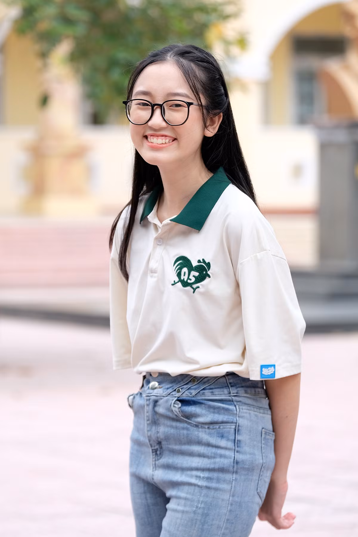 Điểm thi cao đều ở các môn nhưng Vân Anh cho biết em thích môn Toán. Bí quyết của Vân Anh là ngoài giờ học trên lớp thì chăm chỉ học thêm tài liệu trên mạng và những bài giảng online.