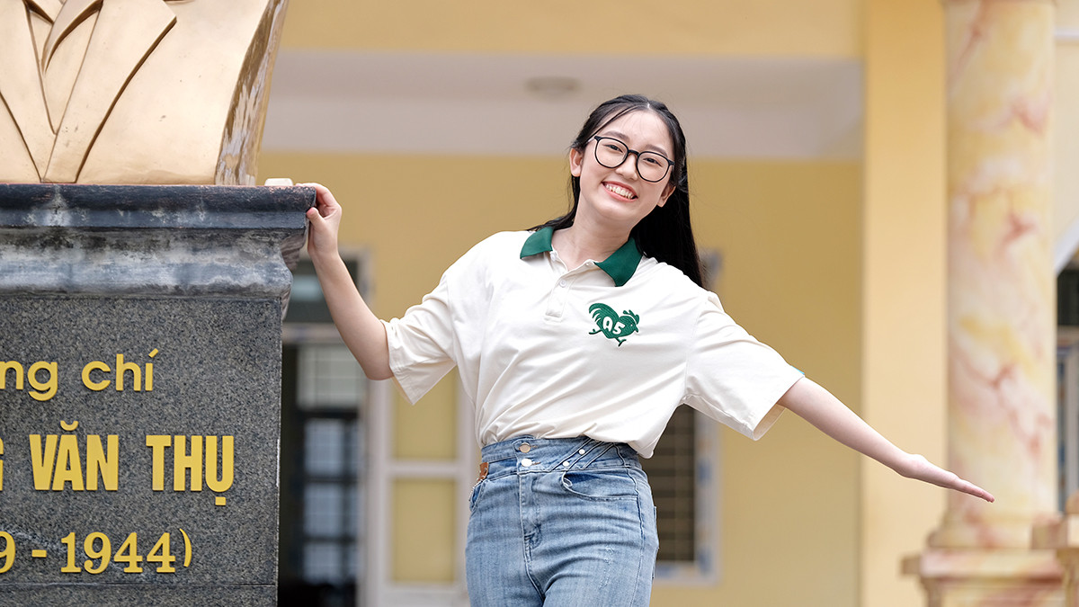 Được biết, Thủ khoa toàn quốc thi tốt nghiệp THPT năm 2023 - Vũ Thị Vân Anh khiến rất nhiều bạn cùng lứa ngưỡng mộ nhưng cũng chịu áp lực lớn và có điểm yếu là "nước đến chân mới học".