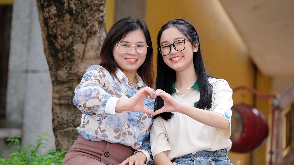 “Vân Anh là học sinh ngoan, chăm chỉ học tập. Các kỳ thi trong năm lớp 12, em luôn dẫn đầu trường. Thành tích học tập của Vân Anh rất đáng ngưỡng mộ”, cô Tin nhận xét về cô học trò cưng của mình.