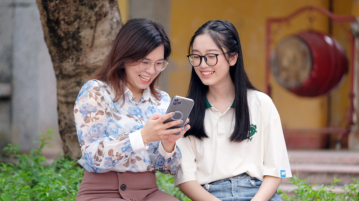 Thủ khoa Vân Anh cùng cô Phan Thị Tin, giáo viên chủ nhiệm đồng thời là giáo viên bộ môn Ngữ Văn của Trường THPT Hoàng Văn Thụ cùng ngồi xem lại bảng thành tích của em trong kỳ thi THPT quốc gia vừa qua.