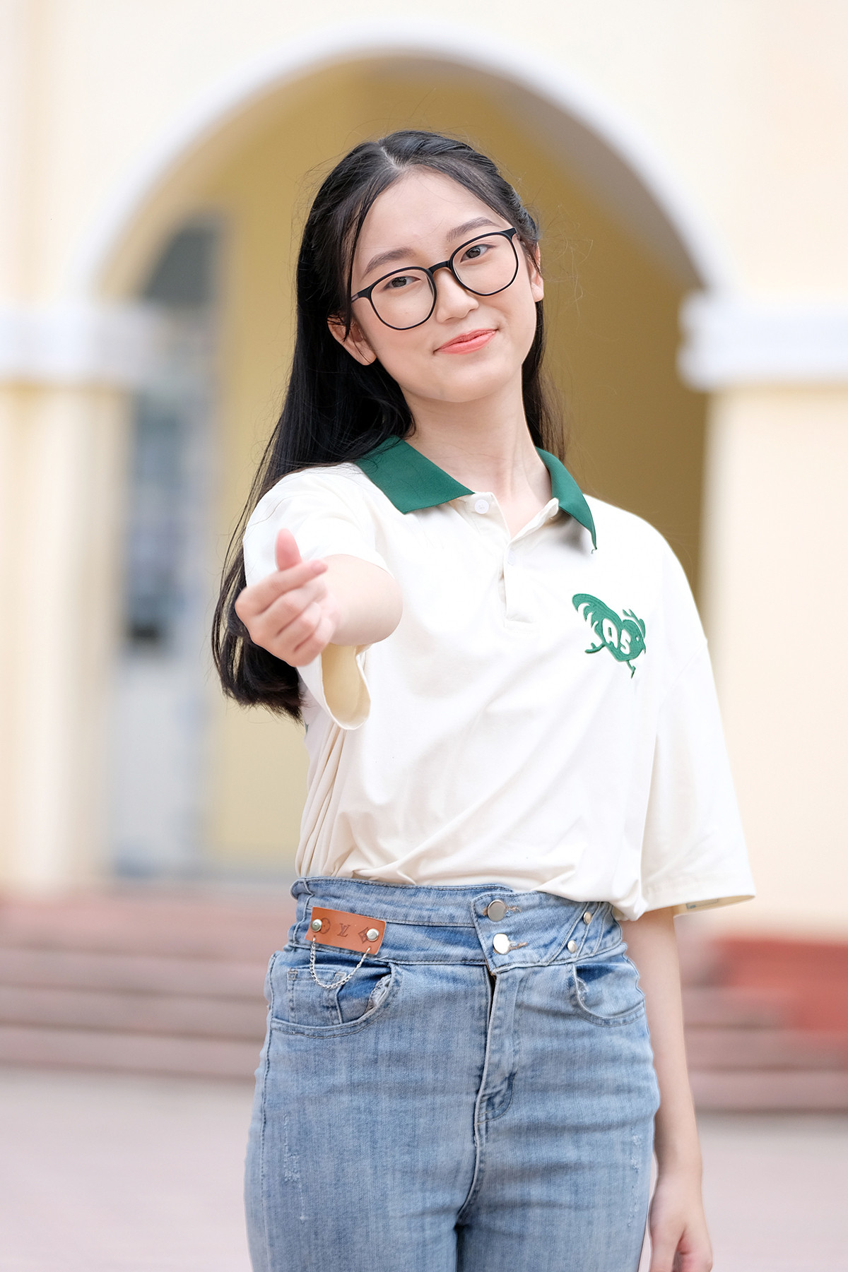 Điểm thi cao đều ở các môn nhưng Vân Anh cho biết em thích môn Toán. Bí quyết của Vân Anh là ngoài giờ học trên lớp thì chăm chỉ học thêm tài liệu trên mạng và những bài giảng online.