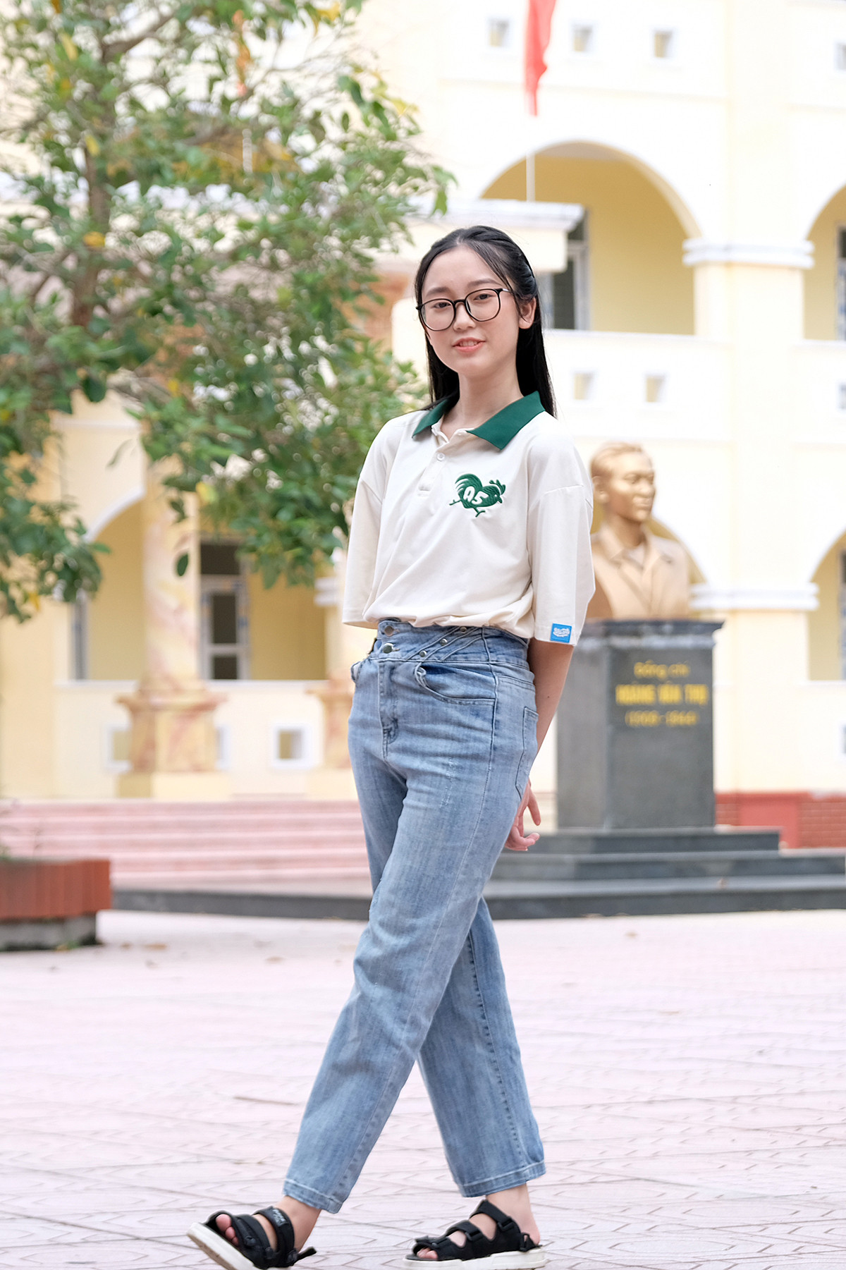 Tuy nhiên, do đã được học đầy đủ nên em vẫn hoàn thành xong bài thi với 3 tờ giấy. So sánh đáp án của Bộ, em nghĩ mình chỉ hơn 8 điểm thôi nhưng không ngờ đã được 9,25 điểm. Môn Toán em cũng chỉ dự đoán được 9 điểm nhưng kết quả là 9,2 điểm.