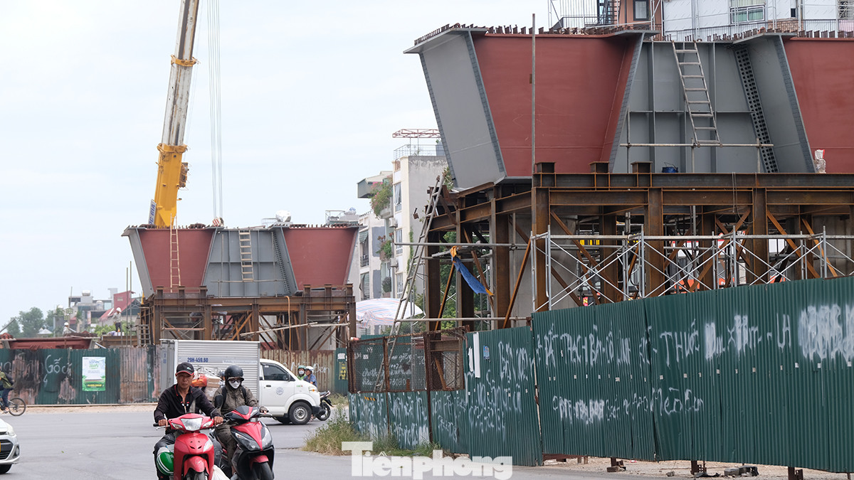 Hai trụ cầu chính tiếp nối giữa phố Hồng Tiến với phần cầu phía ngõ 189 phố Nguyễn Văn Cừ đã được các đơn vị thi công gần xong.