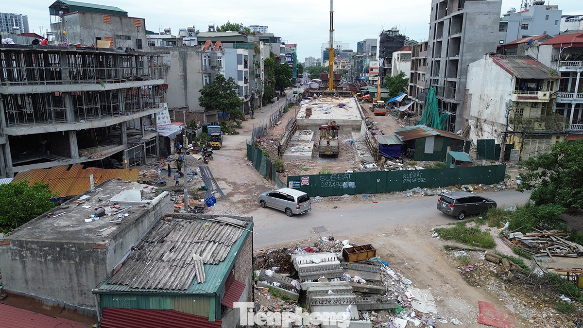 Mới đây, đoạn cầu vượt bắc ngang qua đường Nguyễn Văn Cừ đã được thi công trở lại.