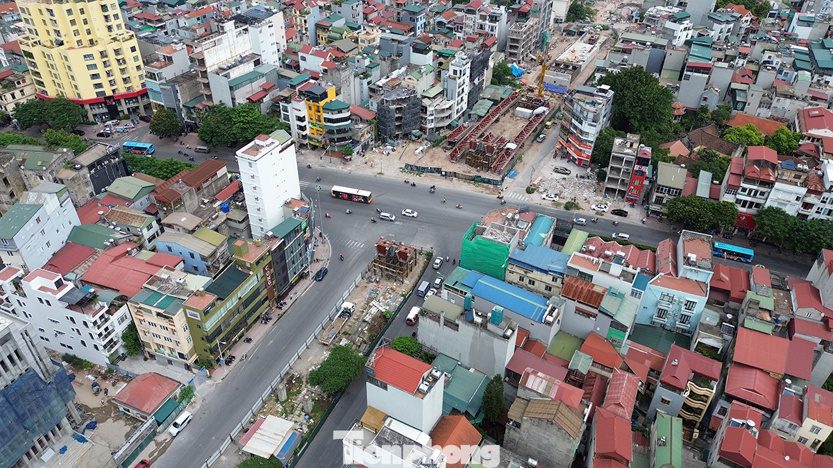 Cầu vượt cạn trên phố Nguyễn Văn Cừ là hạng mục thi công lâu nhất trên trục đường được ví là con đường nghìn tỷ của quận Long Biên trong mấy năm trở lại đây.