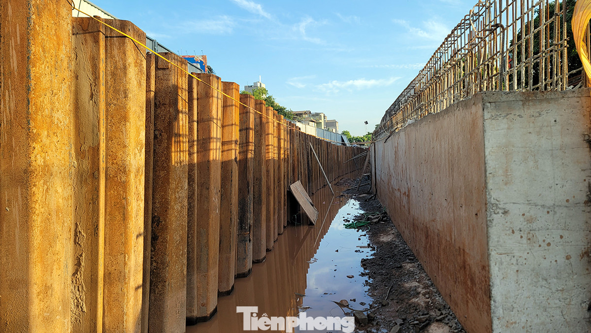 Theo đó, Phó chủ tịch UBND TP.Hà Nội Nguyễn Mạnh Quyền đã ban hành văn bản yêu cầu Ban Quản lý dự án đầu tư xây dựng công trình giao thông TP.Hà Nội (Ban QLDA) làm rõ trách nhiệm của tổ chức, cá nhân có liên quan trong việc chậm tiến độ thi công đê Hữu Hồng, đoạn từ nút giao khách sạn Thắng Lợi đến cầu Nhật Tân (Q.Tây Hồ). Theo đó, Phó chủ tịch UBND TP.Hà Nội Nguyễn Mạnh Quyền đã ban hành văn bản yêu cầu Ban Quản lý dự án đầu tư xây dựng công trình giao thông TP.Hà Nội (Ban QLDA) làm rõ trách nhiệm của tổ chức, cá nhân có liên quan trong việc chậm tiến độ thi công đê Hữu Hồng, đoạn từ nút giao khách sạn Thắng Lợi đến cầu Nhật Tân (Q.Tây Hồ).