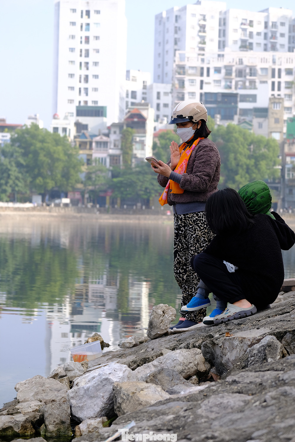 Chị Thủy (Thái Thịnh, Đống Đa, Hà Nội) khấn lễ trước khi thả cá.