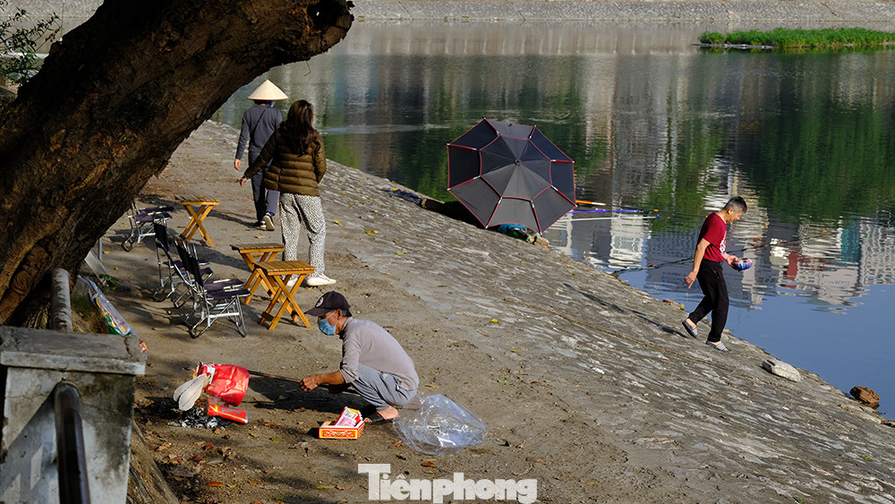 Hóa vàng ngay cạnh nơi vừa mọi người thả cá vàng phóng sinh.