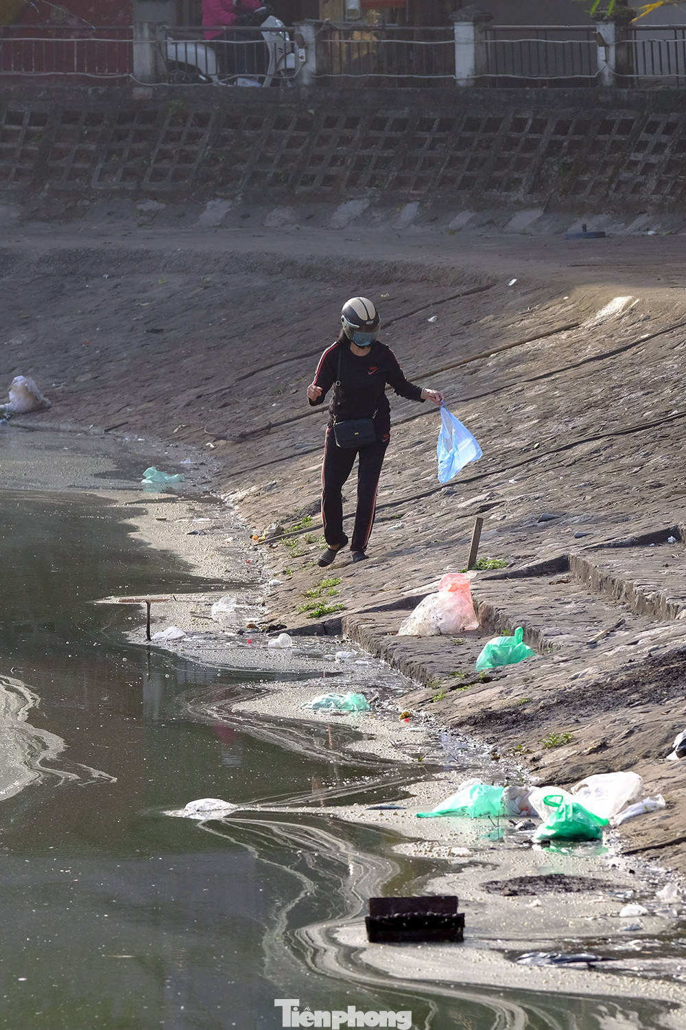Tro nhang, túi nilong nổi kín một góc hồ Hoàng Cầu sau chưa đầy buổi sáng của ngày cúng ông Công ông Táo.