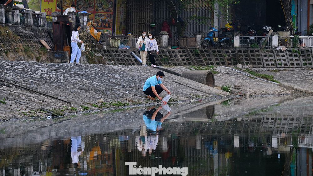 Táo quân là các vị thần tiên được ông Trời phái xuống để cai quản dưới hạ giới. Không những định đoạt may, rủi, phúc họa cho gia chủ, các vị Táo còn ngăn cản sự xâm phạm của ma quỷ vào thổ cư, giữ bình yên cho mọi người trong nhà.
