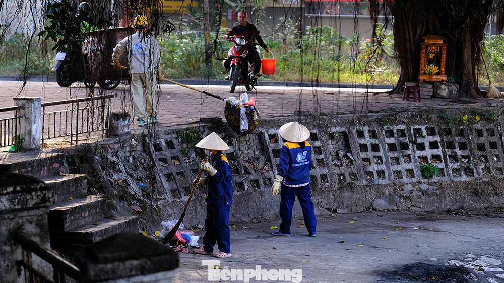 Công nhân công ty môi trường vất vả dọn dẹp quanh hồ Hoàng Cầu vì người dân vứt lại số lượng túi nilong sau khi thả cá.