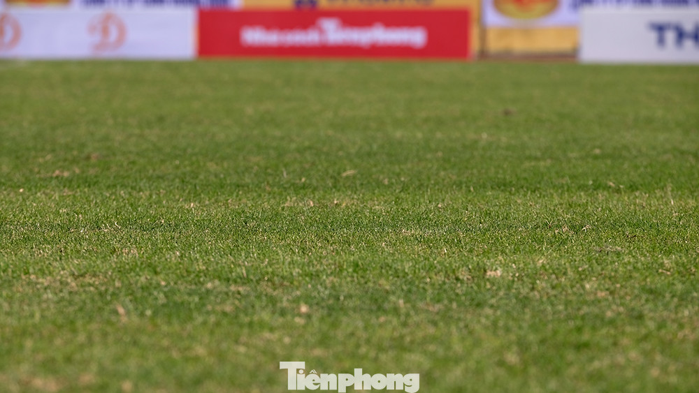 Mặt sân cỏ đảm bảo chất lượng tốt để phục vụ cho trận đấu đỉnh cao. Mặt sân cỏ đảm bảo chất lượng tốt để phục vụ cho trận đấu đỉnh cao.