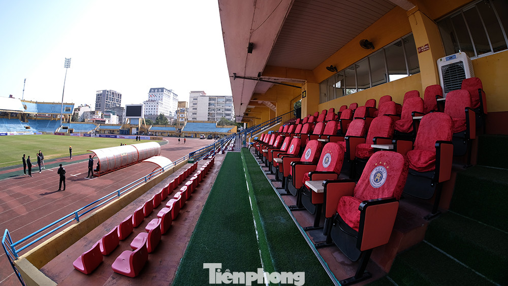 Toàn bộ các hàng ghế cũng như cảnh quan trong và ngoài sân bóng đã được vệ sinh sạch sẽ, sẵn sàng cho trận cầu đỉnh cao của bóng đá Việt Nam. Toàn bộ các hàng ghế cũng như cảnh quan trong và ngoài sân bóng đã được vệ sinh sạch sẽ, sẵn sàng cho trận cầu đỉnh cao của bóng đá Việt Nam.