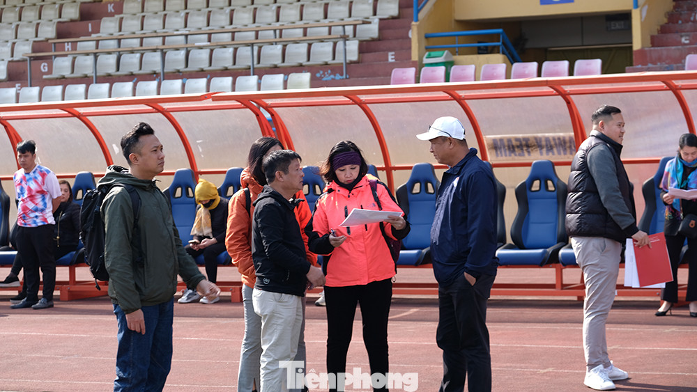 Ban tổ chức chuẩn bị những công đoạn cuối cùng cho trận đấu diễn ra vào chiều mai. Ban tổ chức chuẩn bị những công đoạn cuối cùng cho trận đấu diễn ra vào chiều mai.