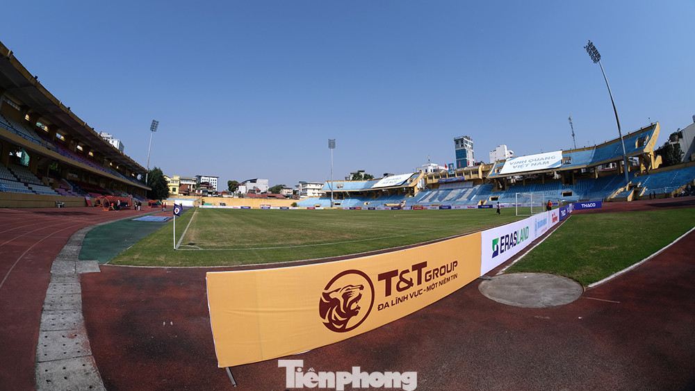 Giai đoạn 1936 đến1938, sân chỉ có 400 ghế ngồi bằng gỗ và hàng rào bao quanh, nhưng mặt sân rất gồ ghề, không có hệ thống thoát nước cũng như nơi ăn ở, vệ sinh cho cầu thủ và khán giả. Giai đoạn 1936 đến1938, sân chỉ có 400 ghế ngồi bằng gỗ và hàng rào bao quanh, nhưng mặt sân rất gồ ghề, không có hệ thống thoát nước cũng như nơi ăn ở, vệ sinh cho cầu thủ và khán giả.