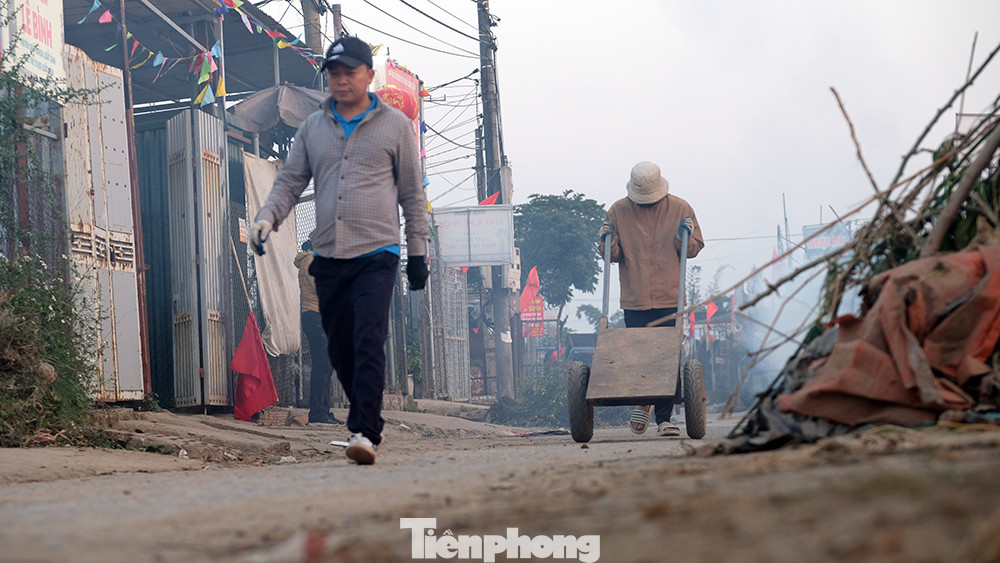 Không khí hối hả lao động tại các nhà vườn ở làng nghề cây cảnh Tứ Liên, sau những ngày nghỉ Tết Nguyên đán Quý Mão 2023.