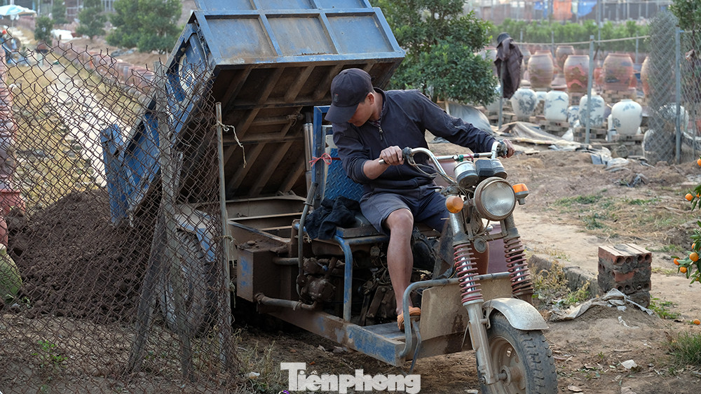 Chuyên chở, trộn đất trồng cây được cơ giới hóa.