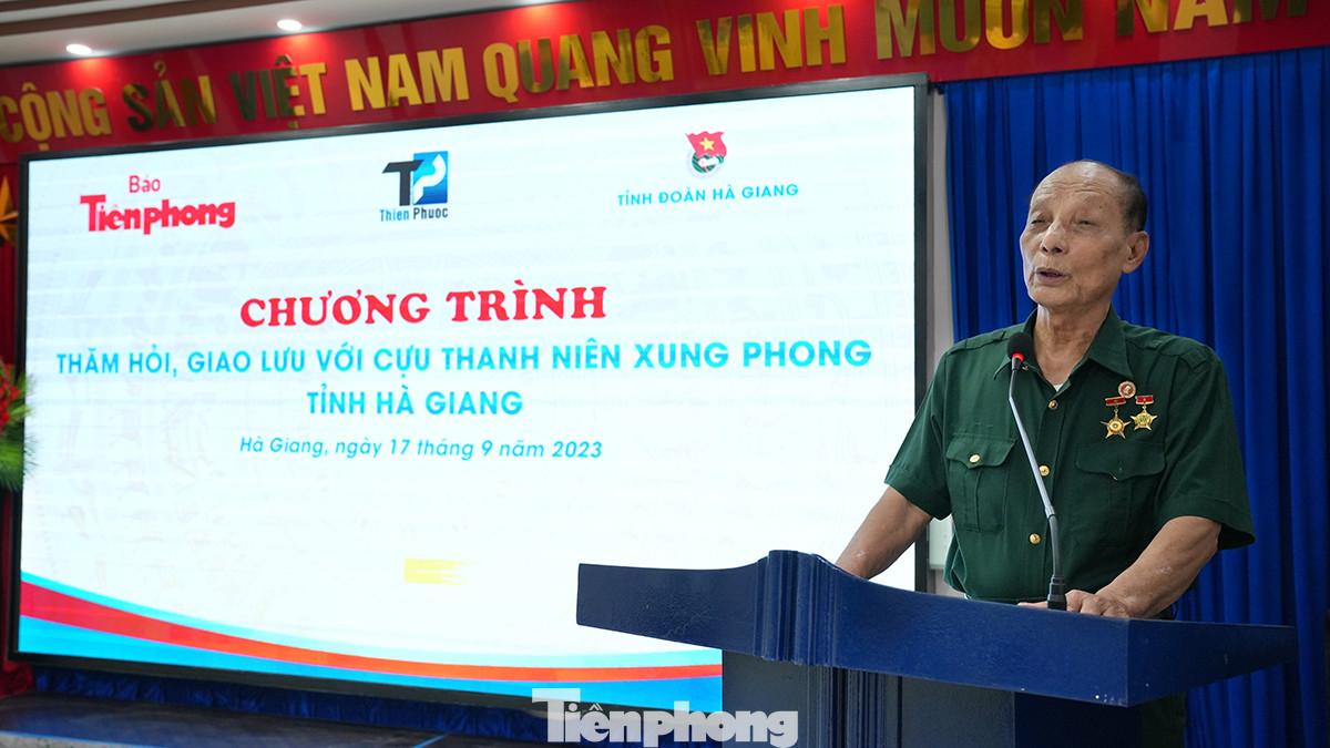 “Hôm nay, chúng tôi rất phấn khởi và tự hào; xin hứa với đoàn sẽ tiếp tục phấn đấu làm tốt nhiệm vụ Nhà nước giao, nêu gương cho con cháu, đùm bọc, giúp đỡ lẫn nhau trong tuổi già”. Bác Nguyễn Mạnh Thùy, Chủ tịch Hội Cựu TNXP tỉnh Hà Giang phát biểu.