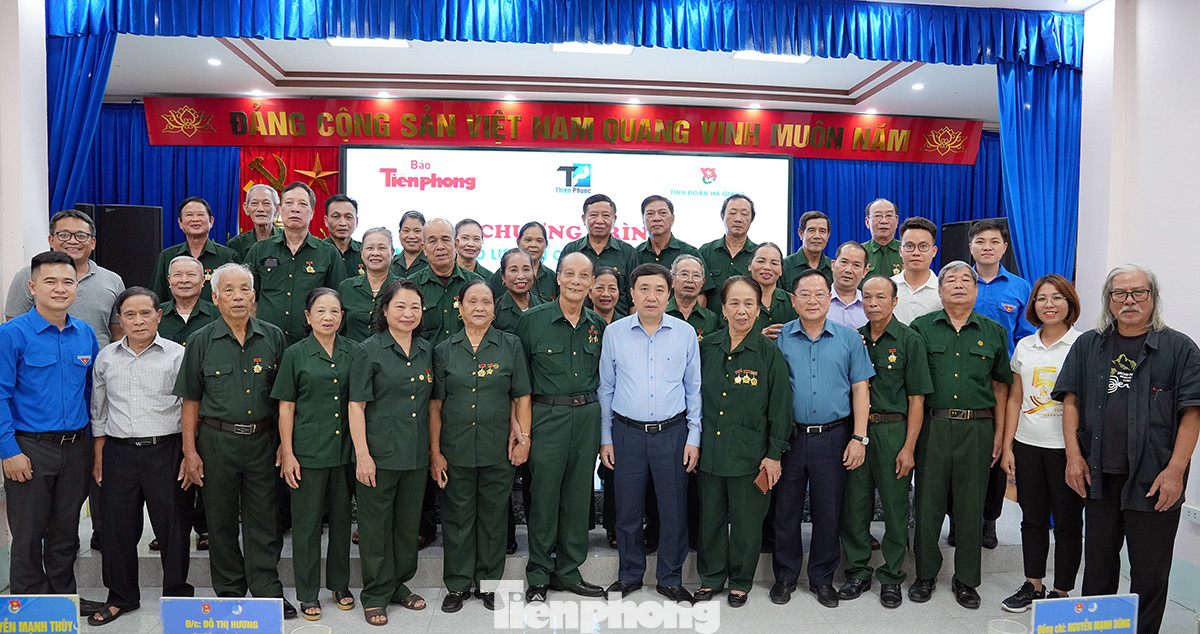 Tại chương trình, đoàn đã trao tặng 100 suất quà, mỗi suất gồm sản phẩm sữa bột và trà do Công ty Cổ phần dược phẩm Thiên Phước trao tặng. Ngoài ra, báo Tiền Phong cũng trao tặng 100 suất quà, mỗi suất 300.000 đồng. Cộng đồng 1.000 M cũng tặng quà cho Hội cựu TNXP tỉnh Hà Giang. Tại chương trình, Ban tổ chức và các hội viên hội cựu TNXP tỉnh Hà Giang, Tỉnh đoàn Hà Giang đã tổ chức giao lưu văn nghệ sôi nổi, đầm ấm.