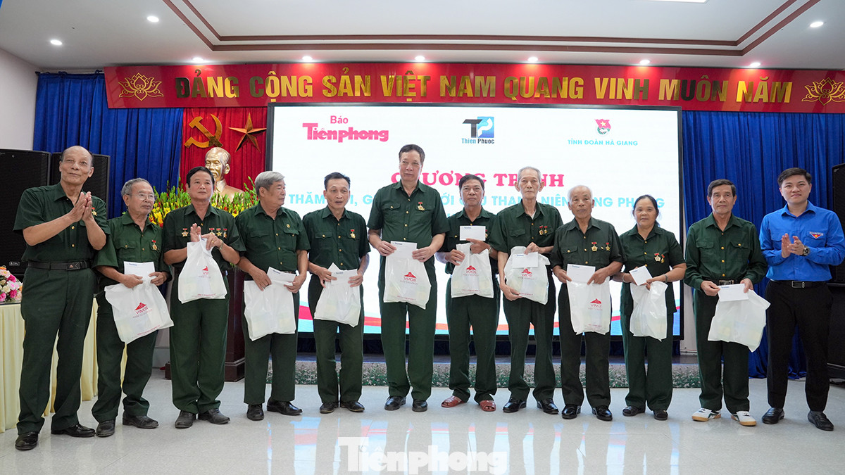 Đây là hoạt động nằm trong chuỗi chương trình từ thiện xã hội do báo Tiền Phong và nhà tài trợ phối hợp thực hiện tại tỉnh Cao Bằng và Hà Giang trong hai ngày 16 và 17/9.