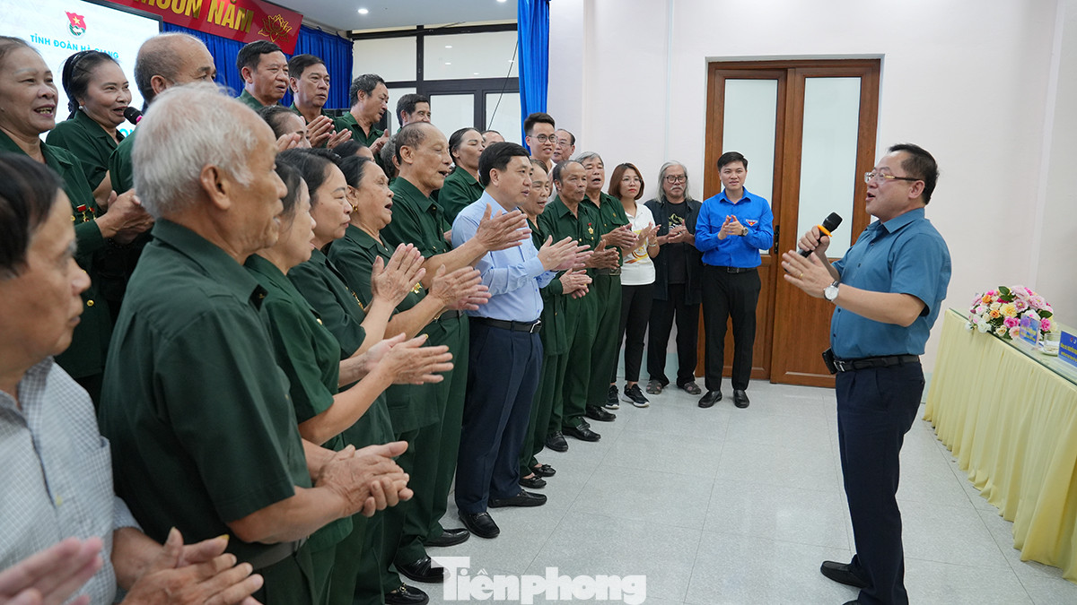 Với Hà Giang, Tổng Biên tập báo Tiền Phong chia sẻ: Ngay trong chuyến công tác này, đoàn được đi trên cung đường tuyệt đẹp nhưng cũng hiểm trở nhất từ Mèo Vạc, đi trên cao nguyên đá Đồng Văn và về thành phố Hà Giang. Tuyến đường mang tên Hạnh Phúc do chính các cựu TNXP của 6 tỉnh Việt Bắc và Nam Định, Hải Dương thi công. “Đi trên con đường, chúng tôi cảm nhận, biết ơn bao công sức, máu xương của những TNXP bị thương, hi sinh. Đó là lý do để thế hệ trẻ chúng tôi cần thực hiện nhiều hơn nữa các hoạt động tri ân như thế này”.