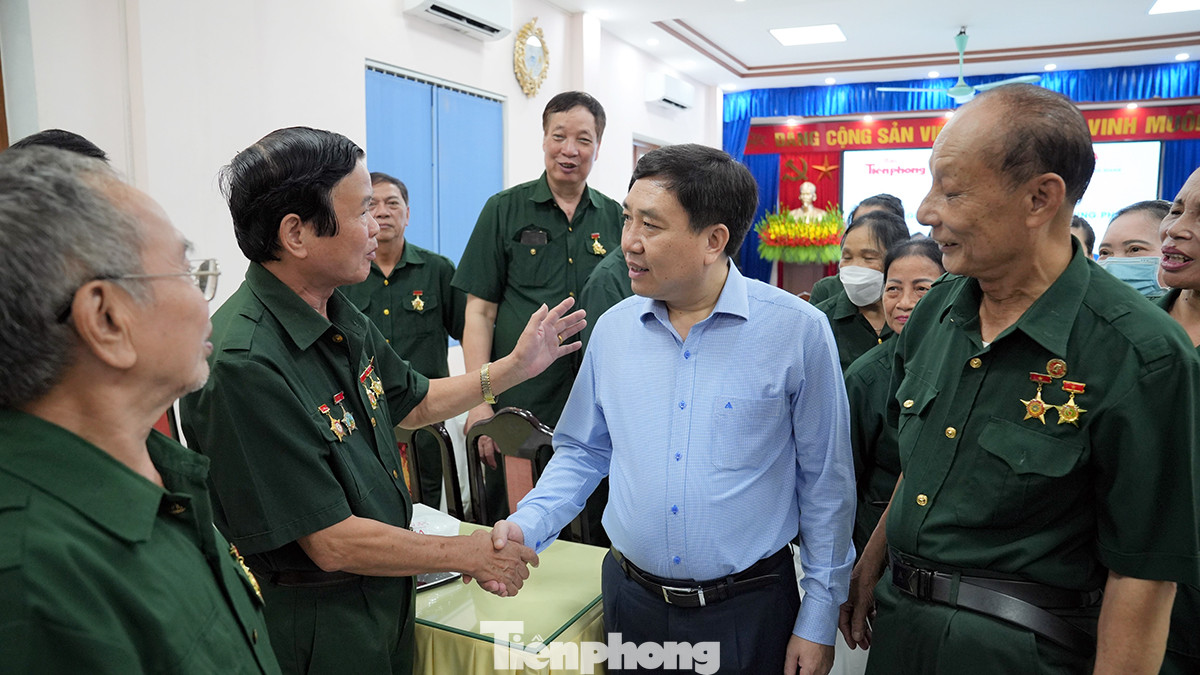 Ông Nguyễn Mạnh Dũng, Quyền Bí thư tỉnh ủy Hà Giang thăm hỏi các cô chú cựu TNXP tỉnh Hà Giang.