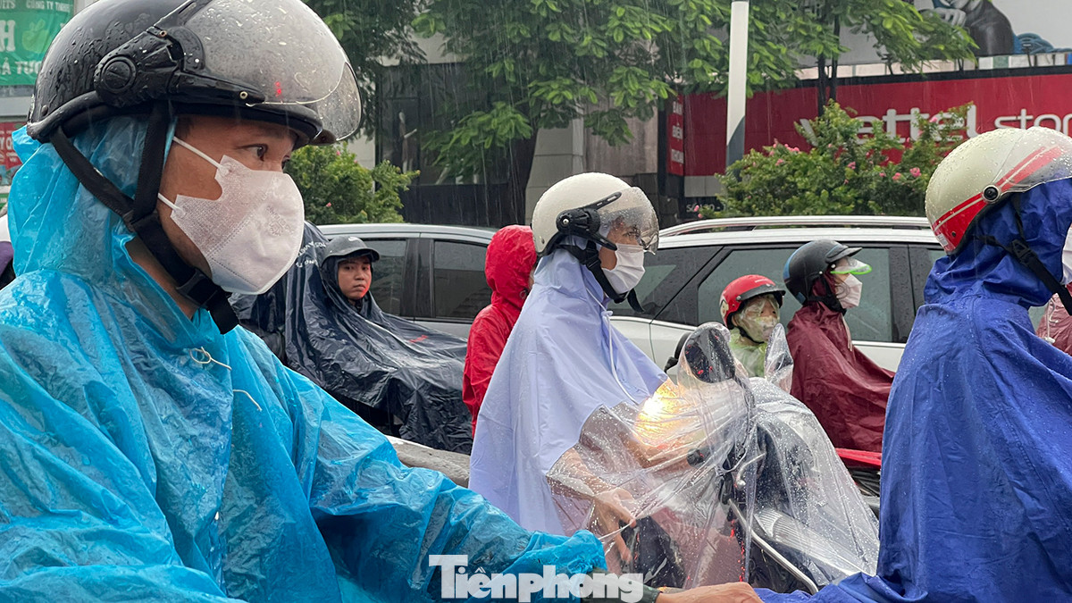 Người dân mệt mỏi khi nhích từng chút một dưới cơn mưa tầm tã, cố gắng đến công sở đúng giờ.