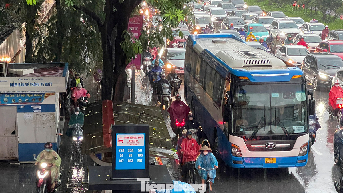 Hình ảnh trên đường Nguyễn Chí Thanh vào thời điểm 8 giờ sáng nay (28/9).