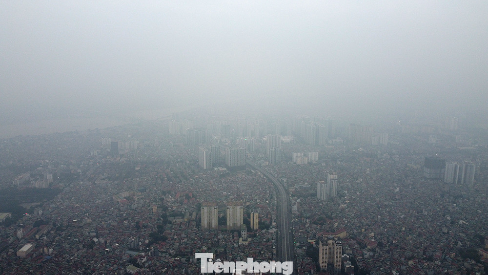 Hệ thống quan trắc không khí của Đại sứ quán Mỹ ở Hà Nội cũng ghi nhận nhiều điểm ô nhiễm nghiêm trọng trong sáng nay ở thủ đô, phổ biến ở ngưỡng đỏ (có hại cho sức khỏe) đến ngưỡng tím.
