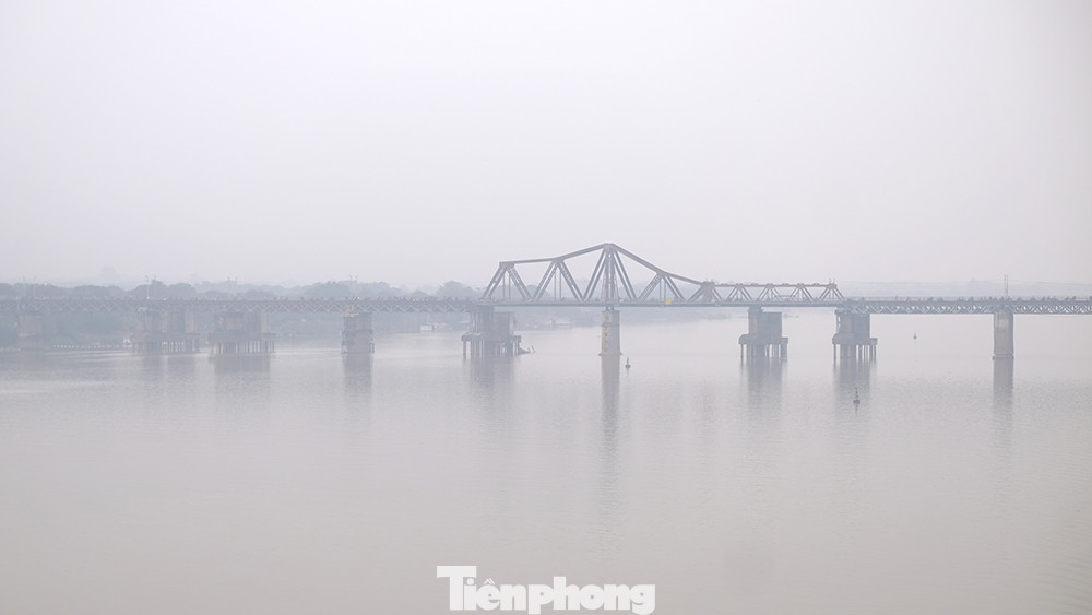 Cầu Long Biên mờ ảo trong sương mù thời điểm 8 giờ sáng nay.