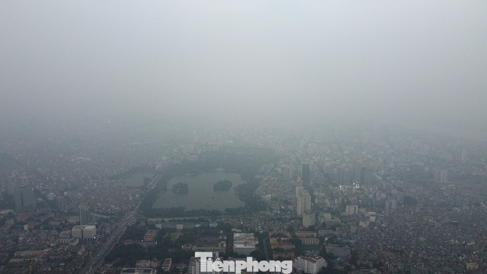 Khi trời nắng lên, ô nhiễm được cải thiện một phần. Dự báo từ nay đến Tết còn xuất hiện nhiều đợt ô nhiễm không khí nghiêm trọng ở Hà Nội cũng như miền Bắc.