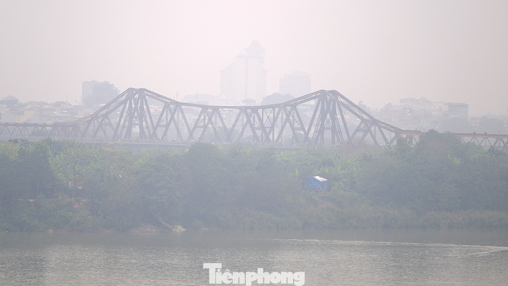 Từ chiều tối qua đến sáng nay (5/1), hơn 80 trạm đo chất lượng không khí theo thời gian thực của Mạng lưới PAM Air ghi nhận chất lượng không khí chủ yếu ở màu đỏ (ngưỡng xấu) và một số trạm ghi nhận màu tím (rất xấu và có hại cho sức khỏe), cá biệt một số điểm đo duy trì ở ngưỡng nâu (ngưỡng ô nhiễm nghiêm trọng nhất, nguy hiểm nhất).