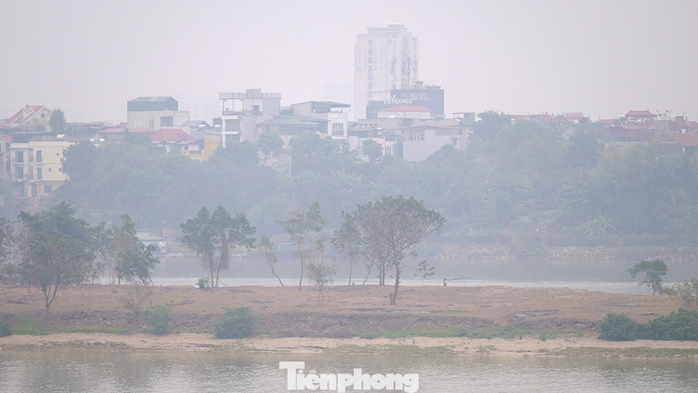 Những ngày miền Bắc lặng gió, thỉnh thoảng xuất hiện nắng hanh trong mùa đông là thời điểm thường xuyên xảy ra ô nhiễm không khí nghiêm trọng. Thời gian ô nhiễm nhất trong ngày thường tập trung từ cuối buổi chiều đến đêm và buổi sáng.