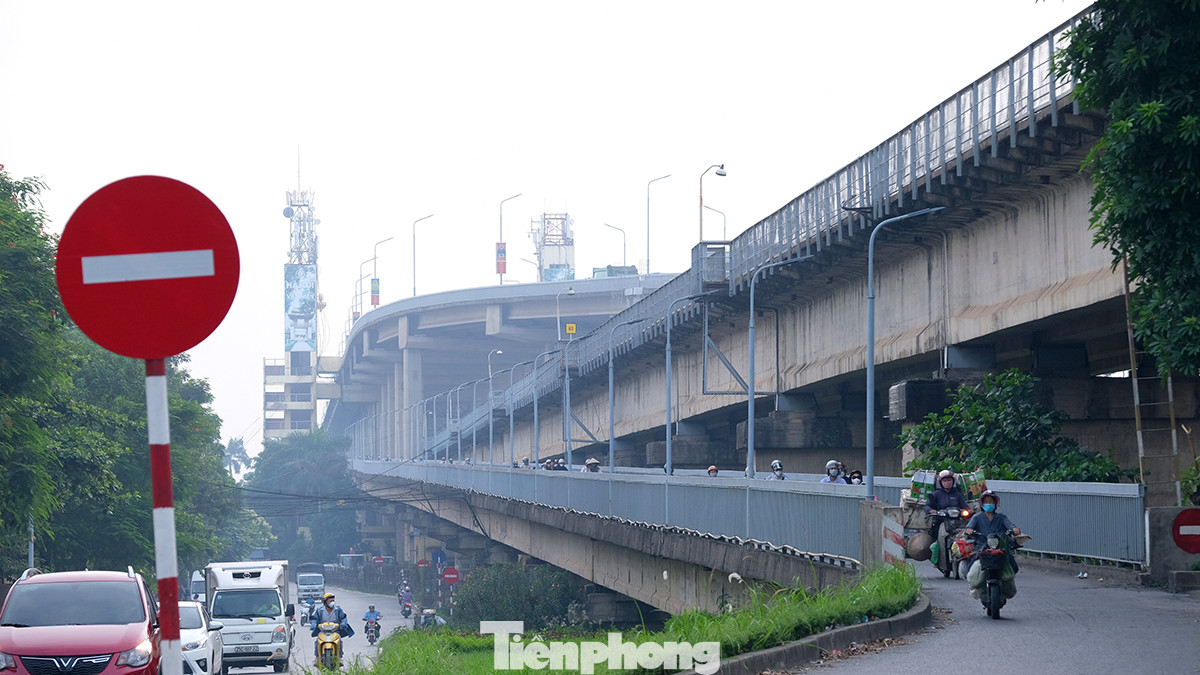 Phần cầu chính (vượt sông) gồm 15 nhịp dầm thép, khẩu độ mỗi nhịp 112 m. Móng trụ cầu chính đều dùng giếng chính. Phần cầu dẫn ở hai bên bờ đều dùng dầm bê tông dự ứng lực. Các trụ dẫn cầu đều dùng móng cọc ống phi 55 cm.