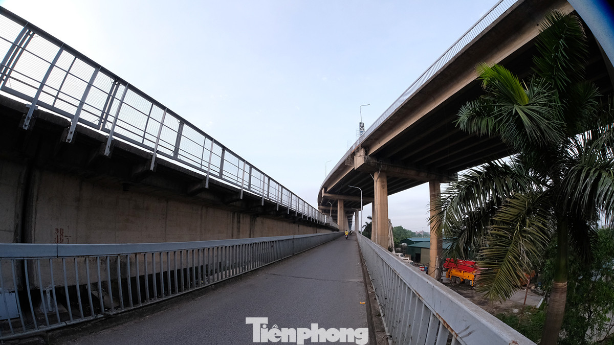 Cầu Thăng Long có hai tầng. Tầng dưới, ở giữa là hai tuyến đường sắt (thiết kế theo khổ ray 1.435 mm), hai bên là đường xe thô sơ 3,5 m (có thể chạy ô-tô 10 tấn).